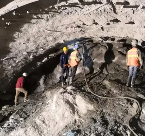 师宗拱顶带模注浆料的施工流程及注意事项